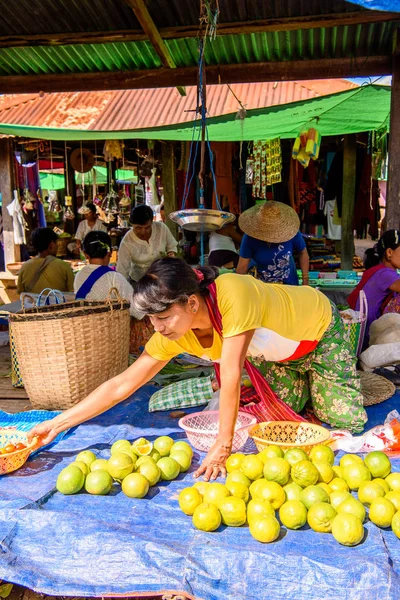 Inle Lake, Myanmar - Ağu 30, 2016: Tanımlanamayan Birmanya kadın pazar yerinde meyve satıyor, Inle Sap, Shan State Taunggyi İlçesi Nyaungshwe İlçesi'nde bir tatlı su gölü, Myanmar