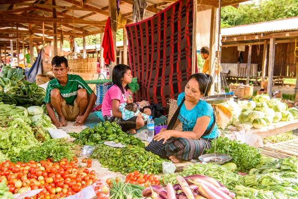 Inle Lake, Myanmar - 30 Ağustos 2016: Tanımlanamayan Birmanyalı kadın pazar yerinde çalışıyor, Inle Sap, Shan Eyaleti Taunggyi İlçesi Nyaungshwe İlçesi'nde bir tatlı su gölü, Myanmar
