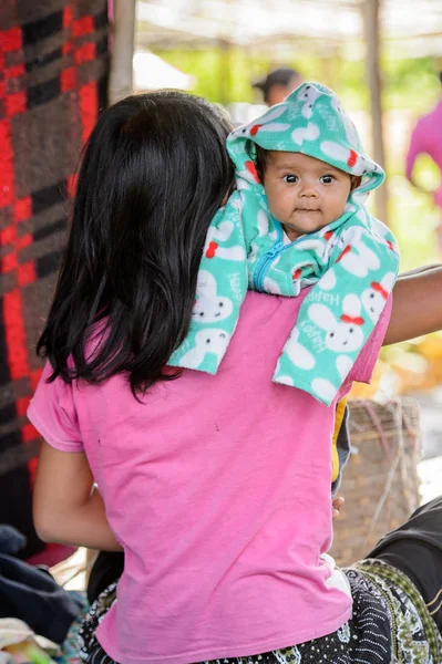 Inle Lake, Myanmar - 30 Ağustos 2016: Çocuğuyla birlikte kimliği belirsiz Birmanyalı kadın. Myanma halkının yüzde 68'i Bamar etnik grubuna mensandı