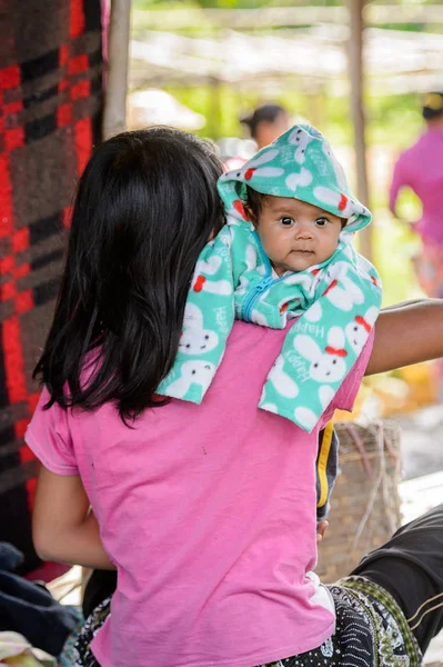 Inle Lake, Myanmar - 30 Ağustos 2016: Çocuğuyla birlikte kimliği belirsiz Birmanyalı kadın. Myanma halkının yüzde 68'i Bamar etnik grubuna mensandı
