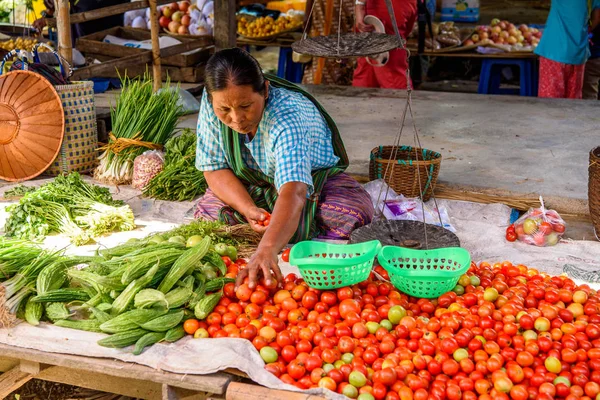 Inle Lake, Myanmar - 30 Ağustos 2016: Tanımlanamayan Birmanyalı kadın pazar yerinde çalışıyor, Inle Sap, Shan Eyaleti Taunggyi İlçesi Nyaungshwe İlçesi'nde bir tatlı su gölü, Myanmar