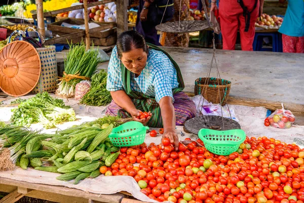 Inle Lake, Myanmar - 30 Ağustos 2016: Tanımlanamayan Birmanyalı kadın pazar yerinde çalışıyor, Inle Sap, Shan Eyaleti Taunggyi İlçesi Nyaungshwe İlçesi'nde bir tatlı su gölü, Myanmar