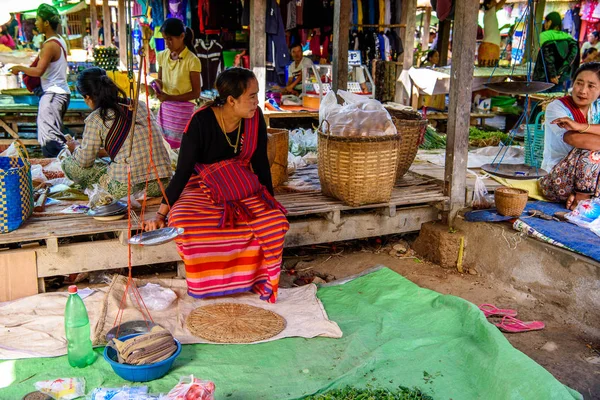 Inle Lake, Myanmar - 30 Ağustos 2016: Tanımlanamayan Birmanyalı kadın pazar yerinde çalışıyor, Inle Sap, Shan Eyaleti Taunggyi İlçesi Nyaungshwe İlçesi'nde bir tatlı su gölü, Myanmar