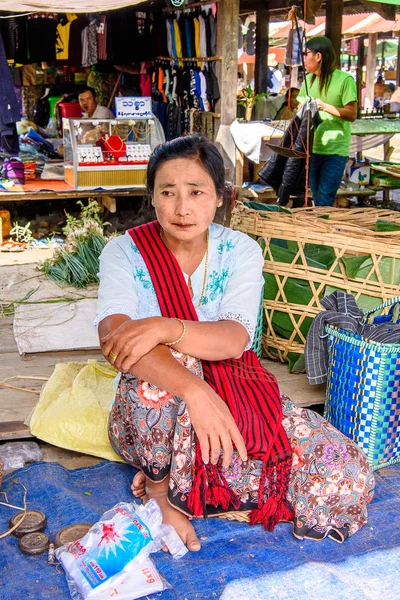 Inle Lake, Myanmar - 30 Ağustos 2016: Tanımlanamayan Birmanyalı kadın pazar yerinde çalışıyor, Inle Sap, Shan Eyaleti Taunggyi İlçesi Nyaungshwe İlçesi'nde bir tatlı su gölü, Myanmar