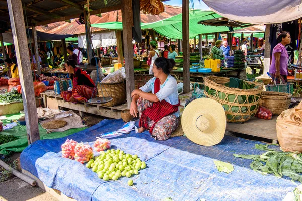 Inle Lake, Myanmar - 30 Ağustos 2016: Tanımlanamayan Birmanyalı kadın pazar yerinde çalışıyor, Inle Sap, Shan Eyaleti Taunggyi İlçesi Nyaungshwe İlçesi'nde bir tatlı su gölü, Myanmar