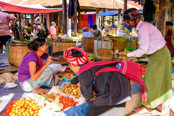 Inle Lake, Myanmar - 30 Ağustos 2016: Tanımlanamayan Birmanyalı kadın pazar yerinde çalışıyor, Inle Sap, Shan Eyaleti Taunggyi İlçesi Nyaungshwe İlçesi'nde bir tatlı su gölü, Myanmar