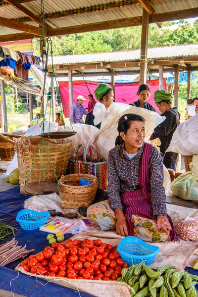 Inle Lake, Myanmar - 30 Ağustos 2016: Tanımlanamayan Birmanyalı kadın pazar yerinde çalışıyor, Inle Sap, Shan Eyaleti Taunggyi İlçesi Nyaungshwe İlçesi'nde bir tatlı su gölü, Myanmar