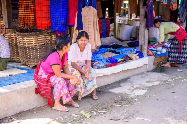 Inle Lake, Myanmar - 30 Ağustos 2016: Tanımlanamayan Birmanyalı kadın pazar yerinde çalışıyor, Inle Sap, Shan Eyaleti Taunggyi İlçesi Nyaungshwe İlçesi'nde bir tatlı su gölü, Myanmar