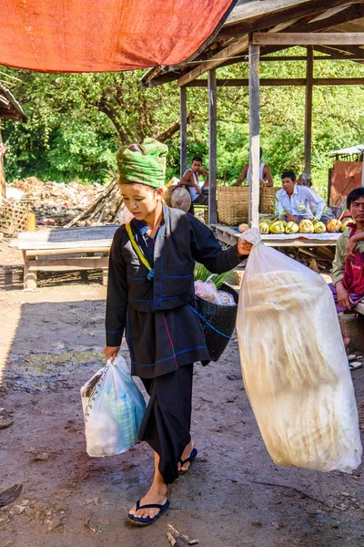 Inle Lake, Myanmar - 30 Ağustos 2016: Tanımlanamayan Birmanyalı kadın pazar yerinde çalışıyor, Inle Sap, Shan Eyaleti Taunggyi İlçesi Nyaungshwe İlçesi'nde bir tatlı su gölü, Myanmar