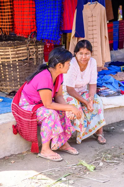 Inle Lake, Myanmar - 30 Ağustos 2016: Tanımlanamayan Birmanyalı kadın pazar yerinde çalışıyor, Inle Sap, Shan Eyaleti Taunggyi İlçesi Nyaungshwe İlçesi'nde bir tatlı su gölü, Myanmar