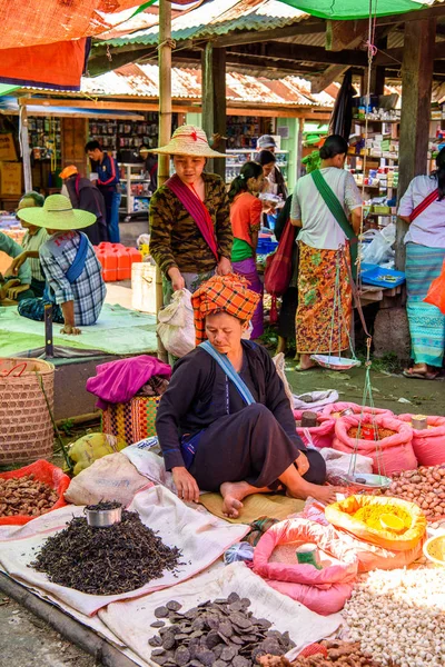 Inle Lake, Myanmar - 30 Ağustos 2016: Tanımlanamayan Birmanya lılar pazar yerinde çalışıyor, Inle Sap, Shan Eyaleti'nin Taunggyi İlçesi'nin Nyaungshwe İlçesi'nde bir tatlı su gölü, Myanmar