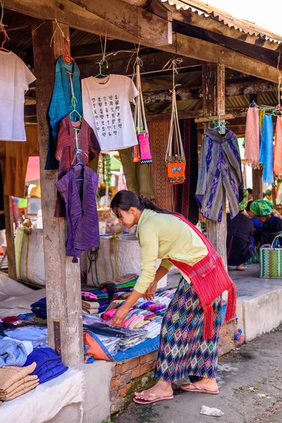 Inle Lake, Myanmar - 30 Ağustos 2016: Tanımlanamayan Birmanyalı kadın pazar yerinde çalışıyor, Inle Sap, Shan Eyaleti Taunggyi İlçesi Nyaungshwe İlçesi'nde bir tatlı su gölü, Myanmar