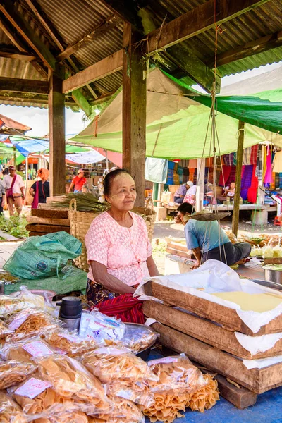 Inle Lake, Myanmar - 30 Ağustos 2016: Tanımlanamayan Birmanya lılar pazar yerinde çalışıyor, Inle Sap, Shan Eyaleti'nin Taunggyi İlçesi'nin Nyaungshwe İlçesi'nde bir tatlı su gölü, Myanmar