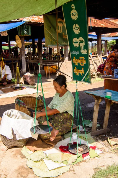 Inle Lake, Myanmar - 30 Ağustos 2016: Tanımlanamayan Birmanya lılar pazar yerinde çalışıyor, Inle Sap, Shan Eyaleti'nin Taunggyi İlçesi'nin Nyaungshwe İlçesi'nde bir tatlı su gölü, Myanmar