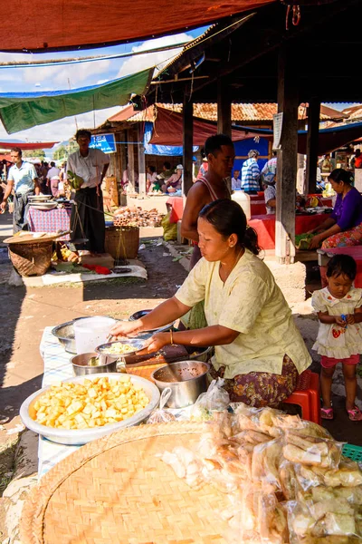 Inle Lake, Myanmar - 30 Ağustos 2016: Tanımlanamayan Birmanyalı kadın pazar yerinde çalışıyor, Inle Sap, Shan Eyaleti Taunggyi İlçesi Nyaungshwe İlçesi'nde bir tatlı su gölü, Myanmar