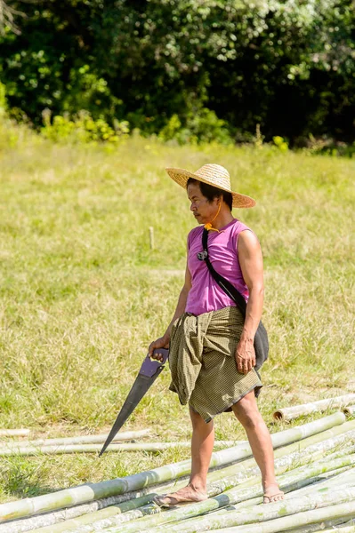 Inle Lake Myanmar Ago 2016 Hombre Birmano Identificado Camina Con — Foto de Stock