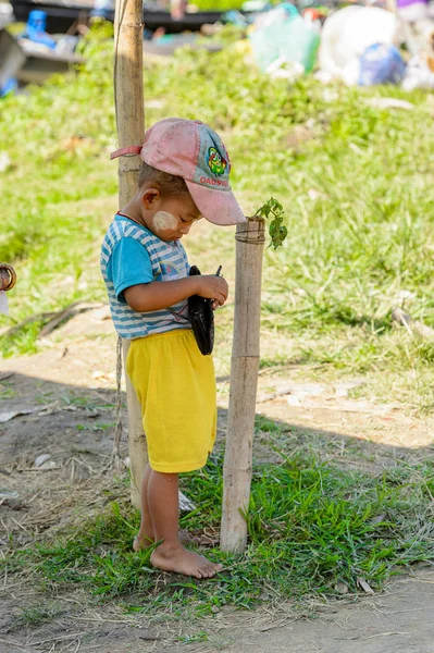 Inle Lake Myanmar August 2016 Unbekannter Burmesischer Junge Spielt Mit — Stockfoto