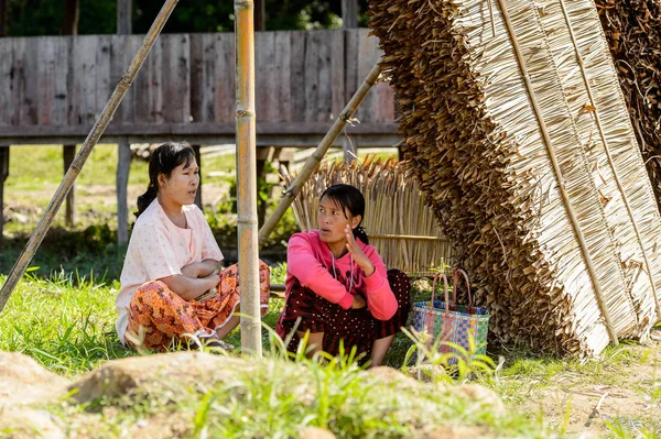 Inle Lake Myanmar Ago 2016 Mujeres Birmanas Identificadas Sientan Hierba — Foto de Stock