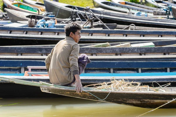 Inle Lake, Myanmar - 30 Ağustos 2016: Myanmar'ın Shan Eyaletinin Taunggyi İlçesi'nin Nyaungshwe İlçesi'nde bulunan bir tatlı su gölü olan Inle Sap'ın üzerinde bambu teknede bulunan tanımlanamayan Birmanyalı adam