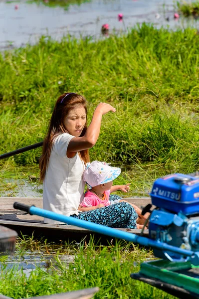 Inle Lake, Myanmar - 30 Ağustos 2016: Ahşap bir teknede tanımlanamayan Birmanyalı kadın. Myanma halkının yüzde 68'i Bamar etnik grubuna mensandı