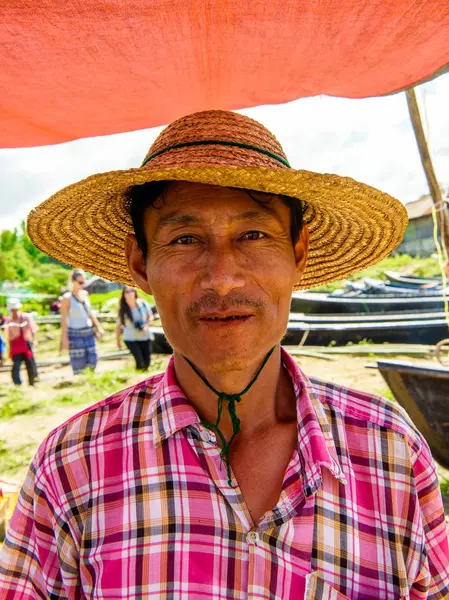 Inle Lake, Myanmar - 30 Ağustos 2016: Tanımlanamayan Birmanya lı erkek portresi. Myanma halkının yüzde 68'i Bamar etnik grubuna mensandı