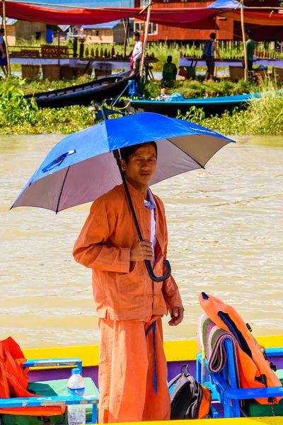 Inle Lake, Myanmar - 30 Ağustos 2016: Myanmar'ın Shan Eyaletinin Taunggyi İlçesi'nin Nyaungshwe İlçesi'nde bulunan bir tatlı su gölü olan Inle Sap'ın üzerinde bambu teknede bulunan tanımlanamayan Birmanyalı adam