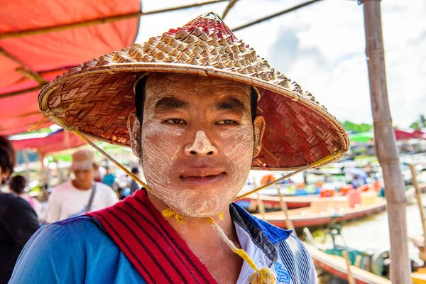 Inle Lake, Myanmar - 30 Ağustos 2016: Geleneksel şapkalı tanımlanamayan Birmanyalı adam. Myanma halkının yüzde 68'i Bamar etnik grubuna mensandı