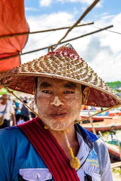 Inle Lake, Myanmar - 30 Ağustos 2016: Geleneksel şapkalı tanımlanamayan Birmanyalı adam. Myanma halkının yüzde 68'i Bamar etnik grubuna mensandı