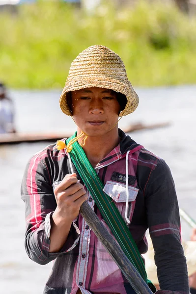 Inle Lake, Myanmar - 30 Ağustos 2016: Tanımlanamayan Birmanyalı çocuk ahşap bir tekneyi çiğyapıyor. Myanma halkının yüzde 68'i Bamar etnik grubuna mensandı