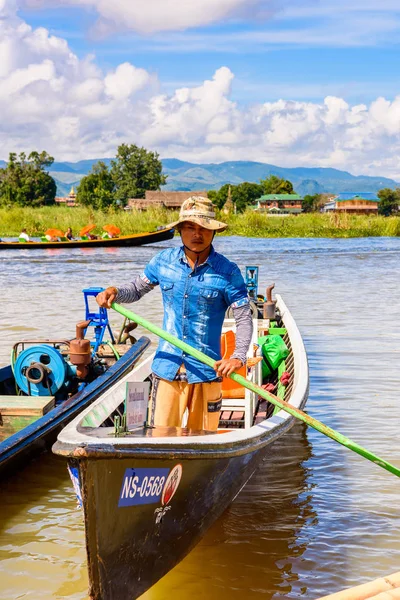 Inle Lake, Myanmar - 30 Ağustos 2016: Myanmar'ın Shan Eyaletinin Taunggyi İlçesi'nin Nyaungshwe İlçesi'nde bulunan bir tatlı su gölü olan Inle Sap'ın üzerinde bambu teknede bulunan tanımlanamayan Birmanyalı adam