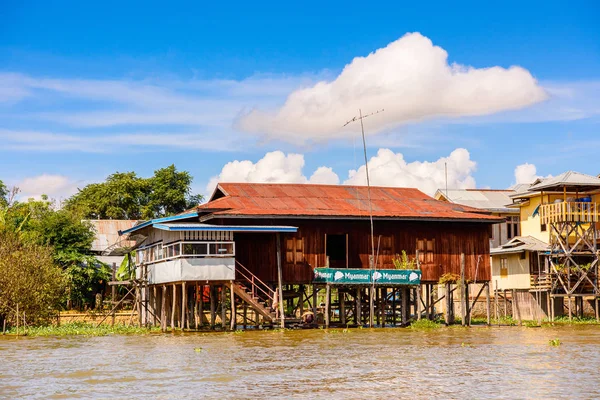 Inn Paw Khon, Myanmar - 30 Ağustos 2016: Inle Sap üzerinde Inpawkhon köyünde house, Shan State Taunggyi İlçesi Nyaungshwe İlçesi'nde bir tatlı su gölü, Myanmar