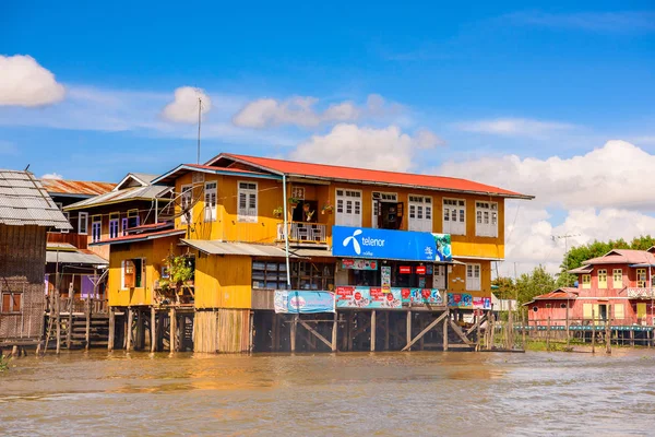 Inn Paw Khon, Myanmar - 30 Ağustos 2016: Inle Sap üzerinde Inpawkhon köyünde house, Shan State Taunggyi İlçesi Nyaungshwe İlçesi'nde bir tatlı su gölü, Myanmar