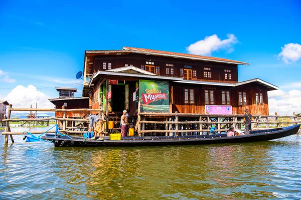 Inn Paw Khon, Myanmar - 30 Ağustos 2016: Inle Sap üzerinde Inpawkhon köyü, Shan Eyaleti Taunggyi İlçesi Nyaungshwe İlçesi'nde bir tatlı su gölü, Myanmar