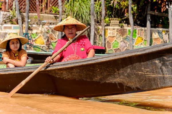 Inle Lake, Myanmar - 30 Ağustos 2016: Kimliği belirsiz Birmanyalı kadın bir teknede sıralıyor. Myanma halkının yüzde 68'i Bamar etnik grubuna mensandı