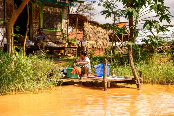 Inn Paw Khon, Myanmar - 30 Ağustos 2016: Inle Sap üzerinde Inpawkhon köyü, Shan Eyaleti Taunggyi İlçesi Nyaungshwe İlçesi'nde bir tatlı su gölü, Myanmar