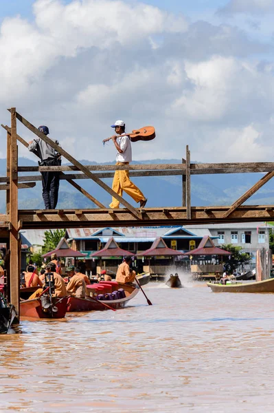 Inle Lake, Myanmar - 30 Ağustos 2016: Inle Sap üzerinde bir köy, Shan Eyaleti'nin Taunggyi İlçesi Nyaungshwe İlçesi'nde bulunan bir tatlı su gölü, Myanmar