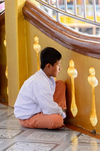 Inle Lake, Myanmar - 30 Ağustos 2016: Yerel bir tapınakta tanımlanamayan Birmanyalı adam. Myanma halkının yüzde 68'i Bamar etnik grubuna mensandı