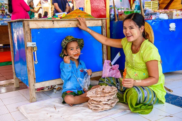 Inle Lake, Myanmar - 30 Ağustos 2016: Küçük çocuğuyla birlikte kimliği belirsiz bir manyalı kız. Myanma halkının yüzde 68'i Bamar etnik grubuna mensandı