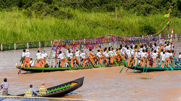 Inle Lake, Myanmar - 30 Ağustos 2016: Kimliği belirsiz Birmanyalılar, Shan Eyaleti'nin Taunggyi İlçesi Nyaungshwe İlçesi'nde bulunan bir tatlı su gölü olan Inle Sap üzerinde kürek çekiyorlar,