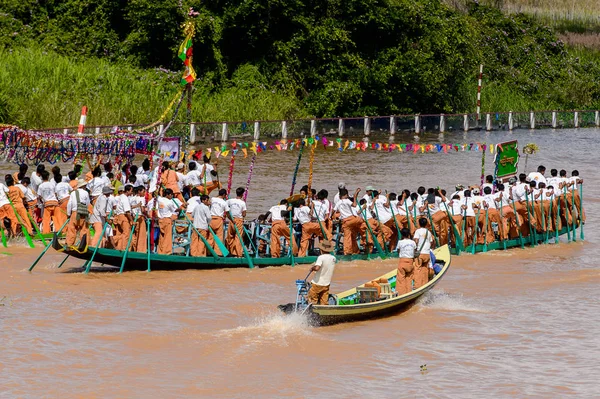 Inle Lake, Myanmar - 30 Ağustos 2016: Kimliği belirsiz Birmanyalılar, Shan Eyaleti'nin Taunggyi İlçesi Nyaungshwe İlçesi'nde bulunan bir tatlı su gölü olan Inle Sap üzerinde kürek çekiyorlar,