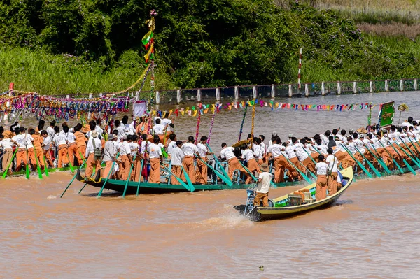 Inle Lake, Myanmar - 30 Ağustos 2016: Kimliği belirsiz Birmanyalılar, Shan Eyaleti'nin Taunggyi İlçesi Nyaungshwe İlçesi'nde bulunan bir tatlı su gölü olan Inle Sap üzerinde kürek çekiyorlar,