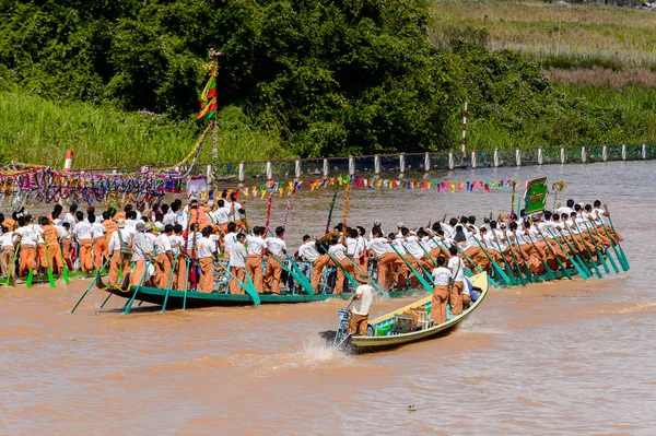 Inle Lake, Myanmar - 30 Ağustos 2016: Kimliği belirsiz Birmanyalılar, Shan Eyaleti'nin Taunggyi İlçesi Nyaungshwe İlçesi'nde bulunan bir tatlı su gölü olan Inle Sap üzerinde kürek çekiyorlar,
