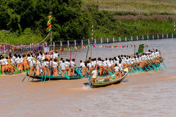 Inle Lake, Myanmar - 30 Ağustos 2016: Kimliği belirsiz Birmanyalılar, Shan Eyaleti'nin Taunggyi İlçesi Nyaungshwe İlçesi'nde bulunan bir tatlı su gölü olan Inle Sap üzerinde kürek çekiyorlar,
