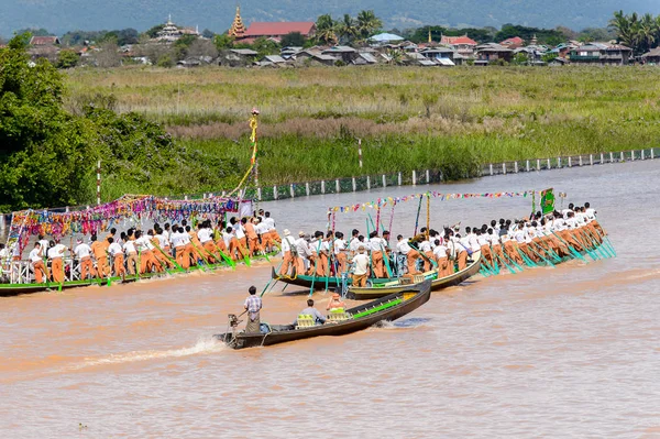 Inle Lake, Myanmar - 30 Ağustos 2016: Kimliği belirsiz Birmanyalılar, Shan Eyaleti'nin Taunggyi İlçesi Nyaungshwe İlçesi'nde bulunan bir tatlı su gölü olan Inle Sap üzerinde kürek çekiyorlar,