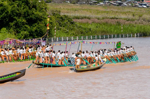 Inle Lake, Myanmar - 30 Ağustos 2016: Kimliği belirsiz Birmanyalılar, Shan Eyaleti'nin Taunggyi İlçesi Nyaungshwe İlçesi'nde bulunan bir tatlı su gölü olan Inle Sap üzerinde kürek çekiyorlar,