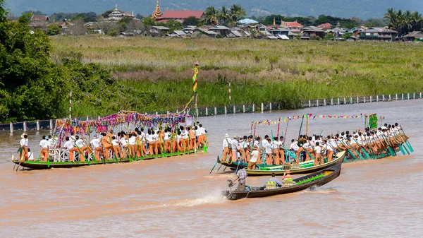 Inle Lake, Myanmar - 30 Ağustos 2016: Kimliği belirsiz Birmanyalılar, Shan Eyaleti'nin Taunggyi İlçesi Nyaungshwe İlçesi'nde bulunan bir tatlı su gölü olan Inle Sap üzerinde kürek çekiyorlar,