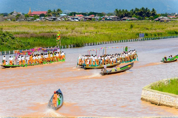 Inle Lake, Myanmar - 30 Ağustos 2016: Kimliği belirsiz Birmanyalılar, Shan Eyaleti'nin Taunggyi İlçesi Nyaungshwe İlçesi'nde bulunan bir tatlı su gölü olan Inle Sap üzerinde kürek çekiyorlar,