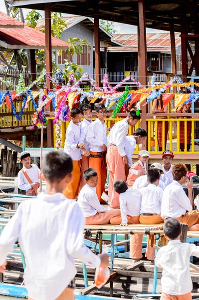 Inle Lake, Myanmar - 30 Ağustos 2016: Inle Gölü'nün iskelesinde kimliği belirsiz Birmanyalılar. Myanma halkının yüzde 68'i Bamar etnik grubuna mensandı