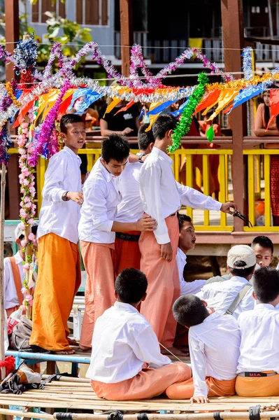 Inle Lake, Myanmar - 30 Ağustos 2016: Inle Gölü'nün iskelesinde kimliği belirsiz Birmanyalılar. Myanma halkının yüzde 68'i Bamar etnik grubuna mensandı