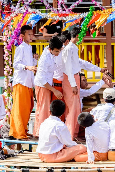 Inle Lake, Myanmar - 30 Ağustos 2016: Inle Gölü'nün iskelesinde kimliği belirsiz Birmanyalılar. Myanma halkının yüzde 68'i Bamar etnik grubuna mensandı